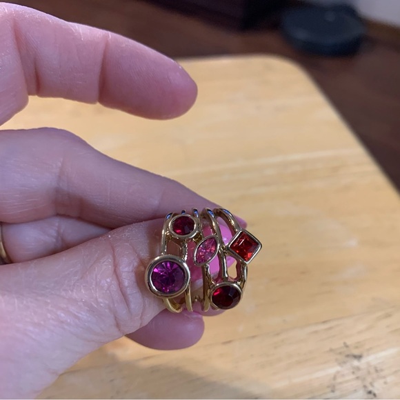 Avon faux stacked ring size 8 NIB red/purple/pink gem stones - Picture 4 of 5